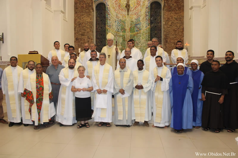 Comunidade católica de Óbidos participa da tradicional Missa dos Santos Óleos